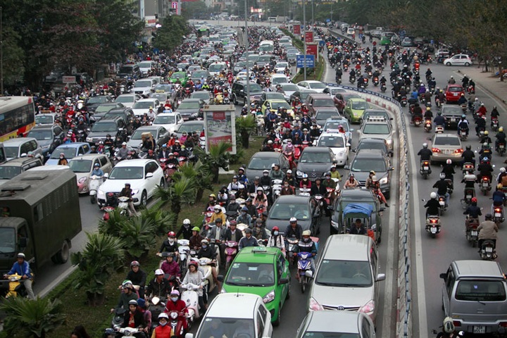 Hanoi police mobilise to tackle traffic over Tet - 5