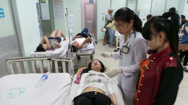 Singer's car slams into crowd at Tan Son Nhat Airport, 10 injured - 2