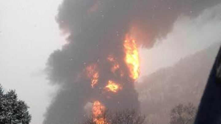 West Virginia towns evacuated after oil train derails - 1