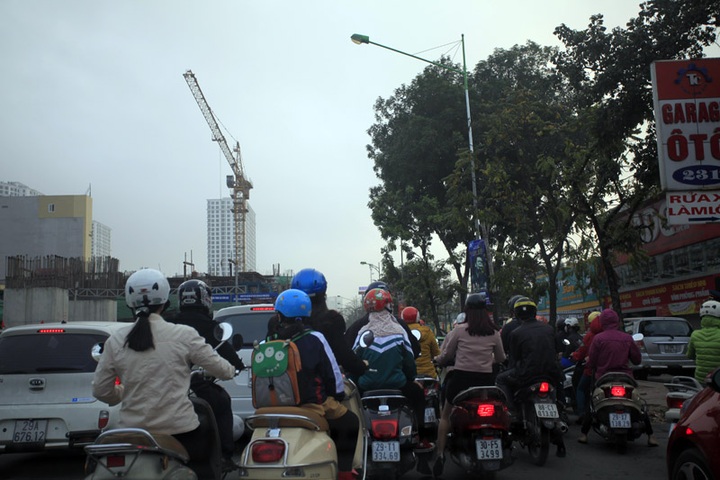 Hanoi traffic stalls city on final day of Tet - 2 Hanoi traffic stalls city on final day of Tet - 2