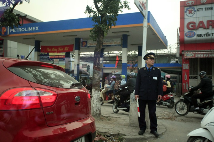 Hanoi traffic stalls city on final day of Tet - 4 Hanoi traffic stalls city on final day of Tet - 4