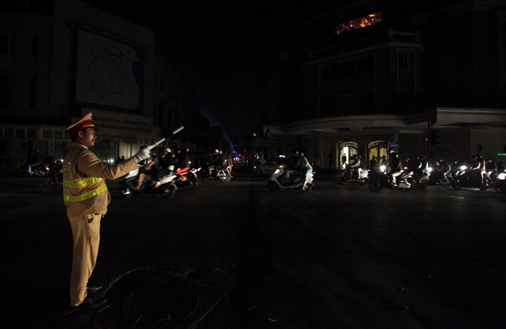 Earth Hour event saves Hanoi 240,000 kWh - 3