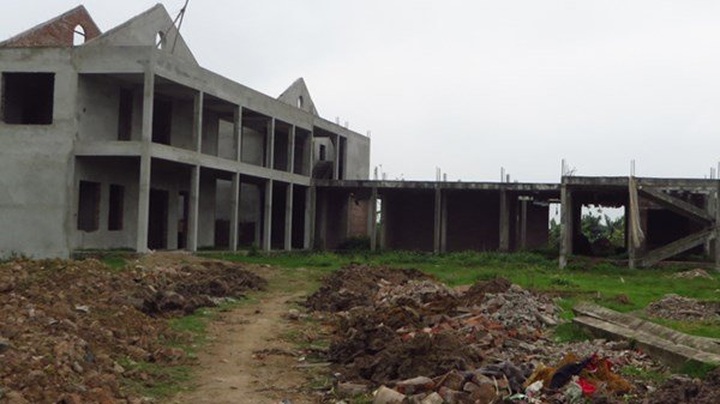 Students study in old warehouses in Hanoi as planned schools still not built - 1