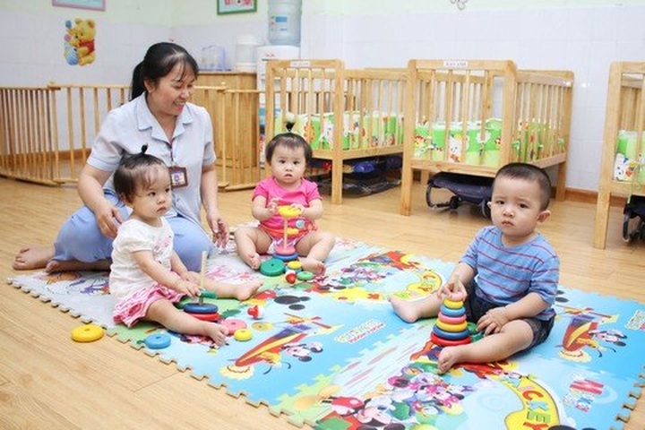 HCM City schools have no seats for six- to 12-month old children - 1