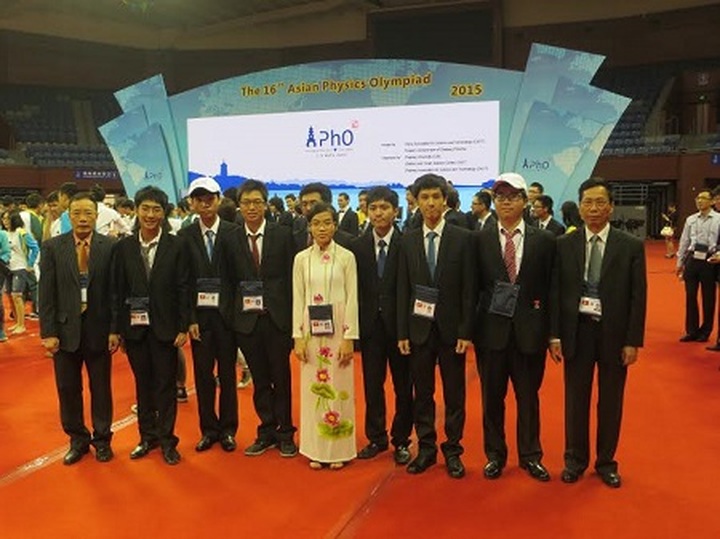 Vietnam brings home two golds from Asian Physics Olympiad - 1