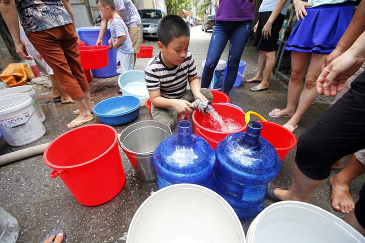 Hanoians left parched after pipeline bursts again - 2