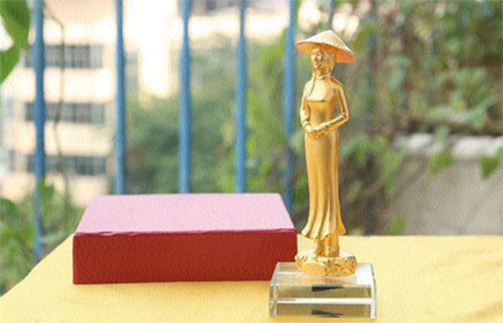 Vietnam runs short of souvenirs for tourists - 4