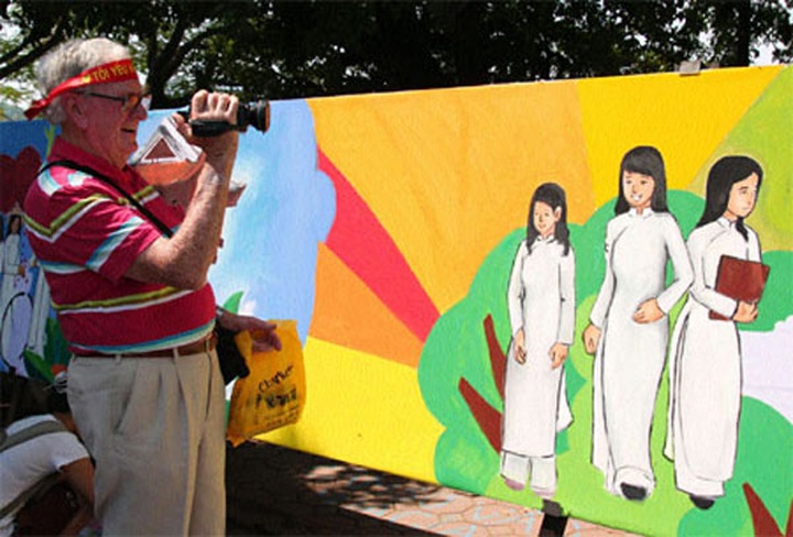 Vietnam runs short of souvenirs for tourists - 6