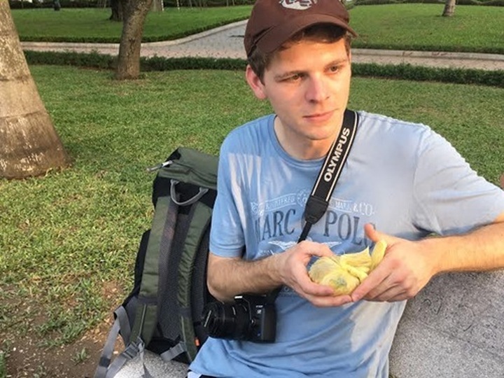 Foreign tourists harassed by Hanoi street vendors - 1 Foreign tourists harassed by Hanoi street vendors - 1