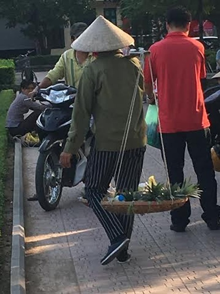 Foreign tourists harassed by Hanoi street vendors - 3 Foreign tourists harassed by Hanoi street vendors - 3
