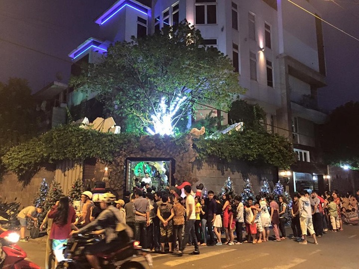 People flock to singer's sparkling Christmas home - 2 People flock to singer's sparkling Christmas home - 2