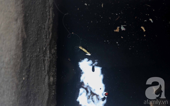 HCM City people fish on the street - 3