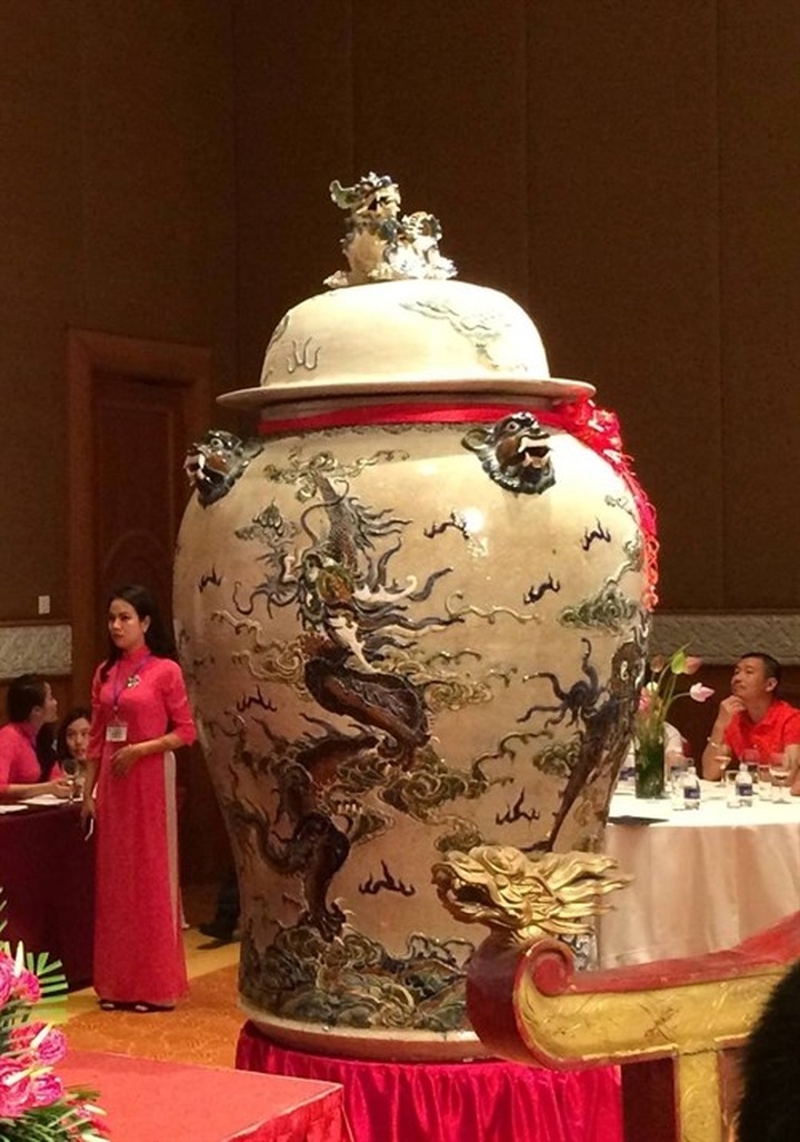 Giant jars snapped up with high bid of 275,000 VND - 1