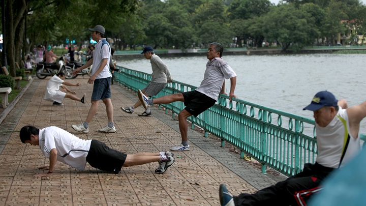 West Lake attract's Hanoi's health fanatics - 1
