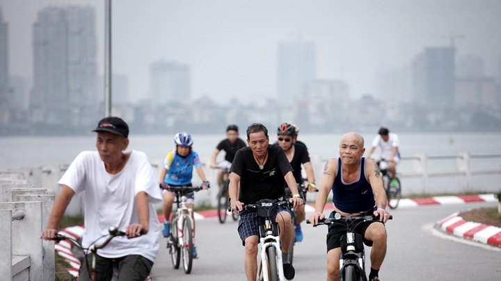 West Lake attract's Hanoi's health fanatics - 11