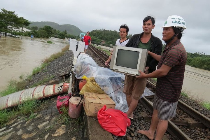 Flood continues to ravage central coast - 3