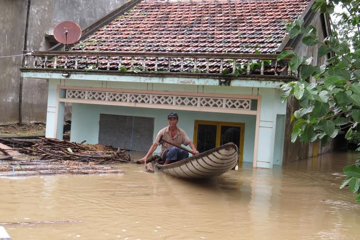 15 killed in floods in central and Central Highlands regions - 1