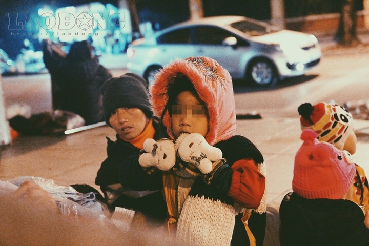 Homeless in Hanoi chilled at winter night - 9