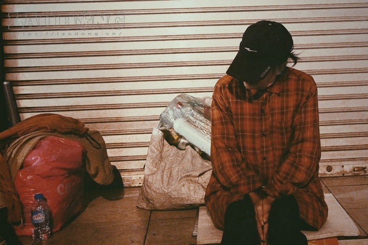 Homeless in Hanoi chilled at winter night - 3