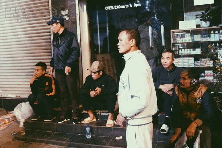 Homeless in Hanoi chilled at winter night - 8