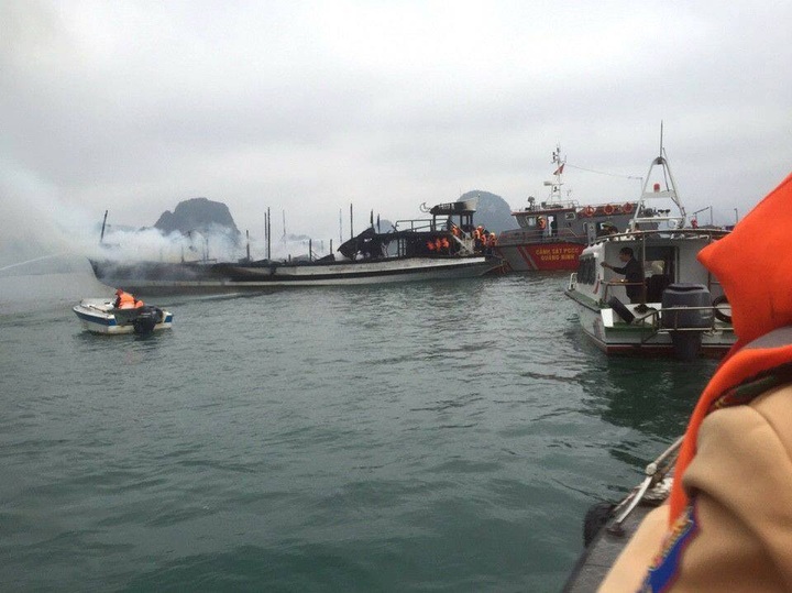 Cruise ship catches fire on Ha Long Bay, nobody hurt - 1