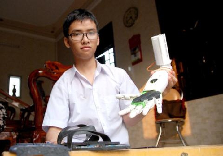 11th grader invents robotic arm for disabled - 1