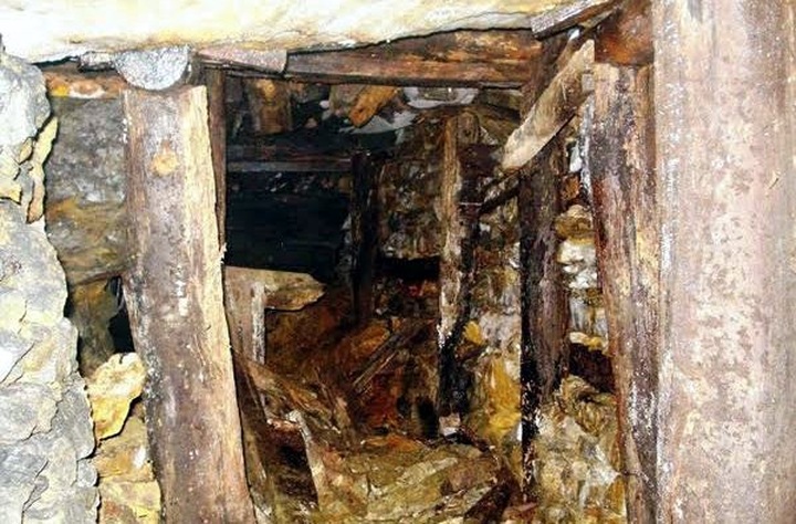 Miners search for gold illegally after mine closed - 1 Miners search for gold illegally after mine closed - 1