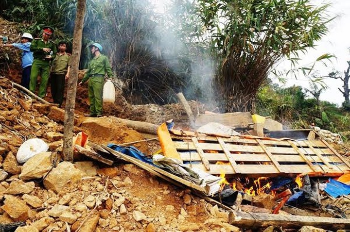 Miners search for gold illegally after mine closed - 3 Miners search for gold illegally after mine closed - 3