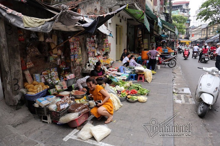 Pavement encroachment remains rampant in Hanoi - 3 Pavement encroachment remains rampant in Hanoi - 3