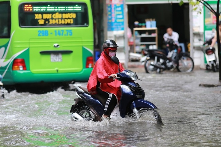 Many streets in Hanoi submerged after heavy rain - 8