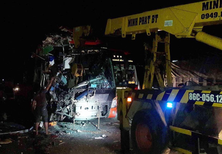 Coach crash in Binh Thuan claims three lives - 1 Coach crash in Binh Thuan claims three lives - 1