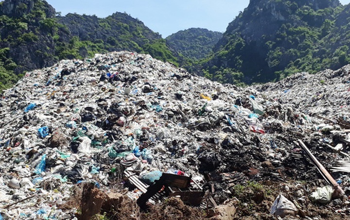 Huge landfill pollutes Sam Son Beach - 4