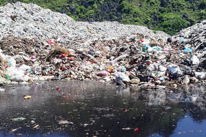 Huge landfill pollutes Sam Son Beach - 5