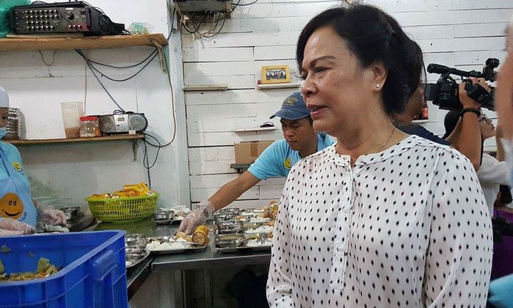 Former state president enjoys lunch with low-income people - 3