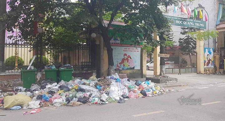 Hanoi authorities urged to deal with rubbish dumping problem - 3