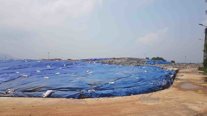 Hanoi authorities urged to deal with rubbish dumping problem - 4