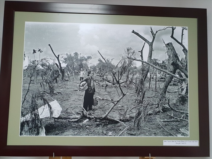 Napalm Girl photographer Nick Ut donates items to Vietnam Press Museum - 5 Napalm Girl photographer Nick Ut donates items to Vietnam Press Museum - 5