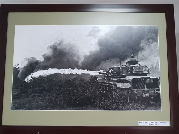 Napalm Girl photographer Nick Ut donates items to Vietnam Press Museum - 3 Napalm Girl photographer Nick Ut donates items to Vietnam Press Museum - 3