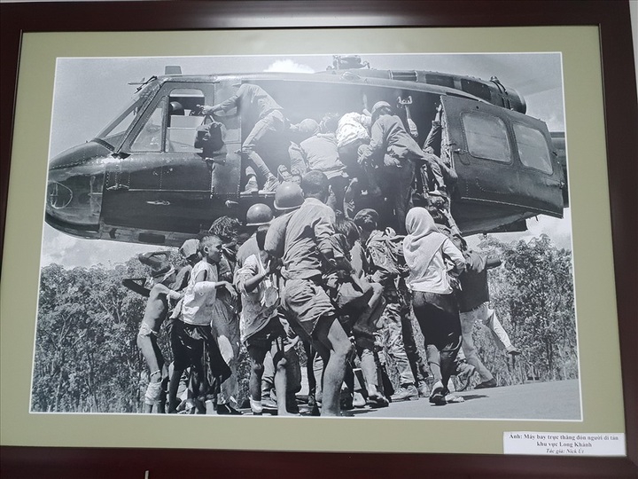Napalm Girl photographer Nick Ut donates items to Vietnam Press Museum - 6 Napalm Girl photographer Nick Ut donates items to Vietnam Press Museum - 6