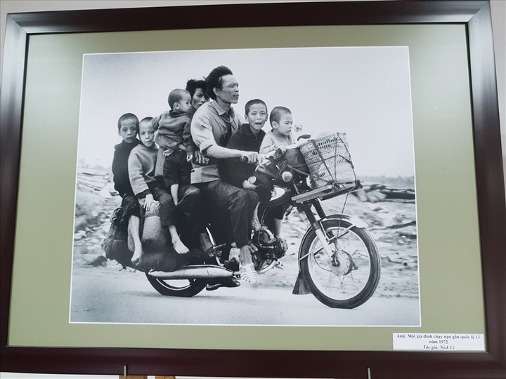 Napalm Girl photographer Nick Ut donates items to Vietnam Press Museum - 4 Napalm Girl photographer Nick Ut donates items to Vietnam Press Museum - 4