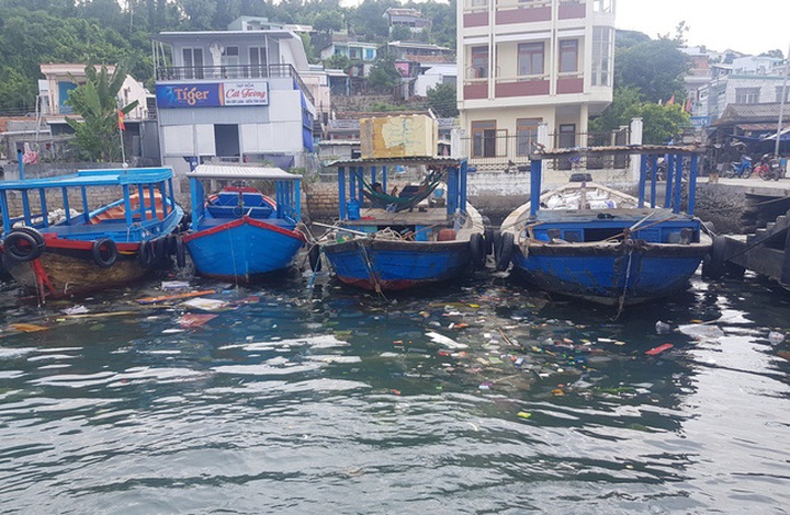Nha Trang island attacked by rubbish - 1
