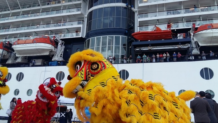 Quang Ninh Harbour welcomes first luxury cruise ship - 5