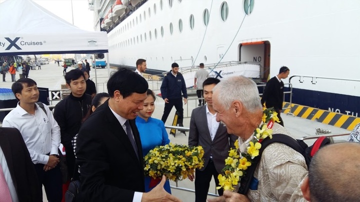 Quang Ninh Harbour welcomes first luxury cruise ship - 3