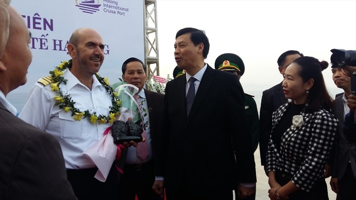 Quang Ninh Harbour welcomes first luxury cruise ship - 4