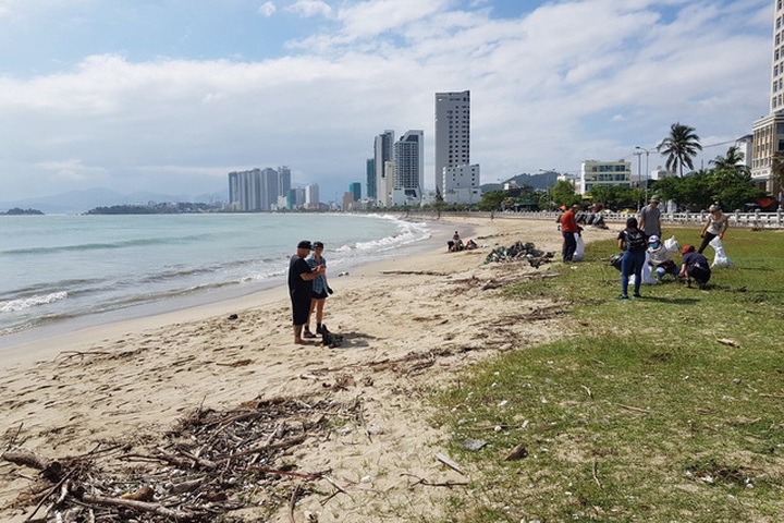 Foreign visitors clean Nha Trang beach - 1