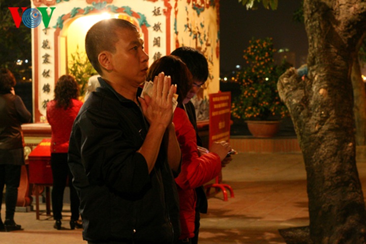 Revellers ring in Lunar New Year across Vietnam - 20