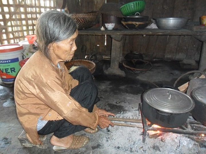 Old woman takes care of children with serious diseases - 1 Old woman takes care of children with serious diseases - 1