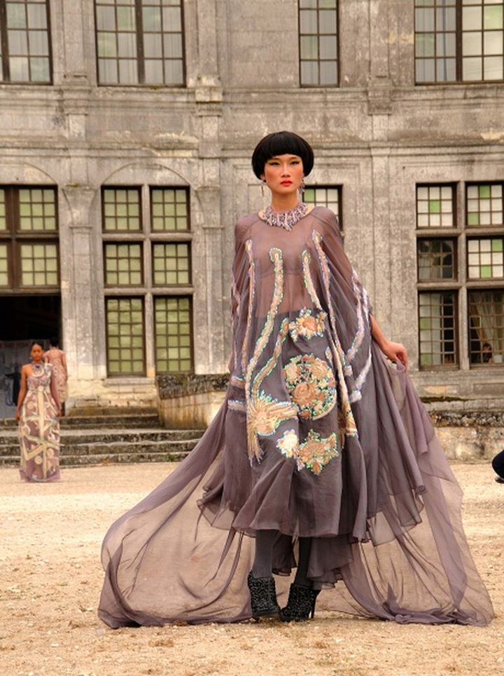 Vietnamese Ao dai graces stage at Chambord Castle - 11
