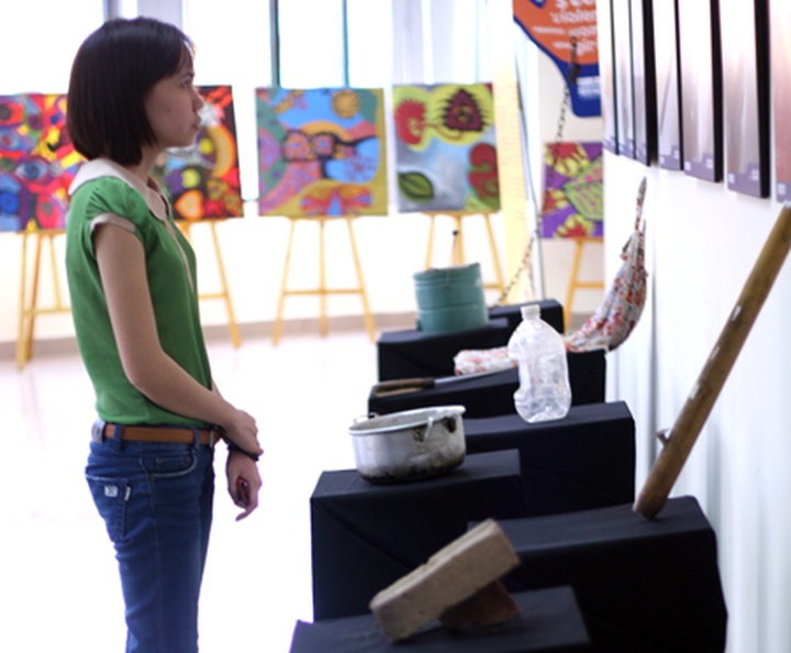 Exhibits highlight plight of abused women - 1