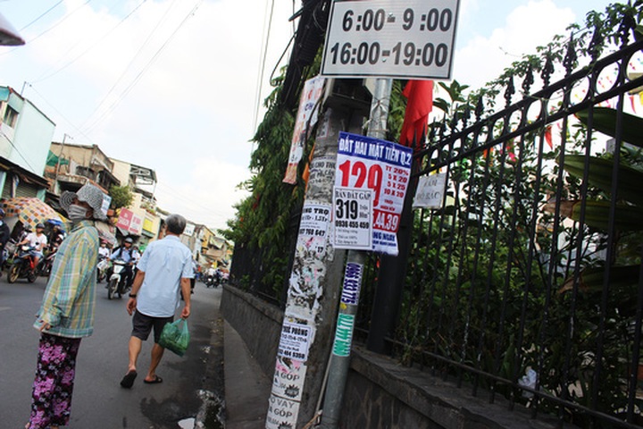 HCM City plastered in illegal advertising - 3 HCM City plastered in illegal advertising - 3